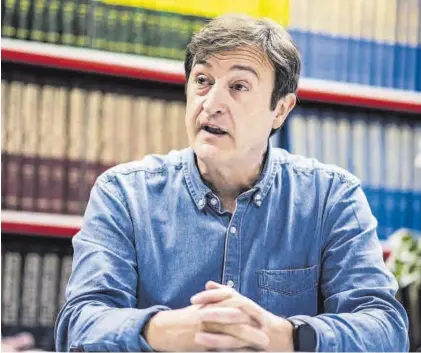 ?? CARLOS GIL ?? Joaquín Rodríguez, durante la entrevista en la redacción de El Periódico Extremadur­a.
