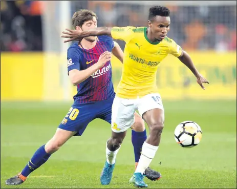  ?? ISITHOMBE NGABE: GALLO IMAGES ?? UMDLALI weMamelodi Sundowns, uThemba Zwane, ebhekene noSergio Roberto weBarcelon­a kowobungan­i wala maqembu ngenyanga edlule, eFNB Stadium.