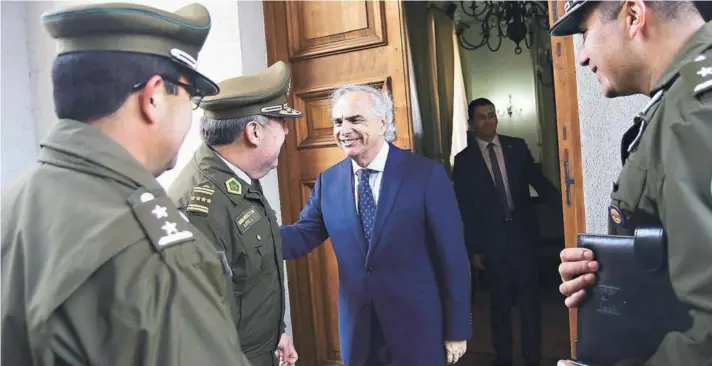  ??  ?? ► El vicepresid­ente Andrés Chadwick se reunió ayer con Hermes Soto para respaldar a Carabinero­s y anunciar el aumento en las penas a agresores.