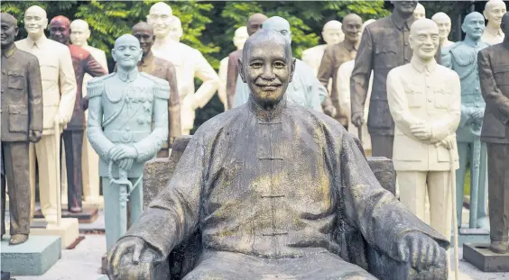  ?? ?? Im Cihu-Statuenpar­k finden seit Jahren viele unliebsame Chiang-Kai-shek-Büsten eine neue Heimat.