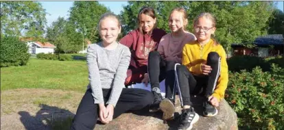 ??  ?? SONSTERS KOMPISAR. Josefine Liinamaa, Nellie Holmqvist, Luna Törnqvist och Astrid Qvarnström skapar en varelse som ska heter Sonster.