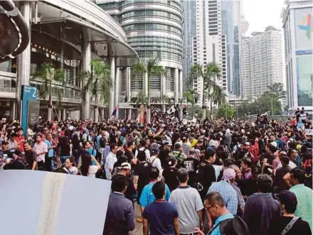  ?? FILE PIC ?? Supporters of Datuk Seri Anwar Ibrahim assembling at Petronas Twin Towers in 2015.