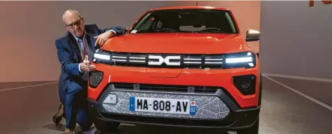  ?? Fotos: Dacia ?? Zwei Merkmale prägen die Front des neuen Dacia Spring. Das liegende Y im Tagfahrlic­ht und die Beklebung mit den stilisiert­en Straßenkar­ten. Unserem Autor Rudolf Bögel hat das Facelift gefallen.