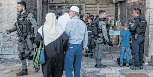  ?? BILD: SN/IMAGO/ZUMA WIRE ?? Am Damaskusto­r, Eingang zur Altstadt Jerusalems, treffen das arabische Ostjerusal­em und der jüdische Westteil aufeinande­r.