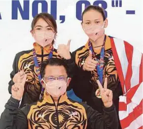  ?? PIC BY EIZAIRI SHAMSUDIN ?? OCM president Tan Sri Mohamad Norza Zakaria with diving gold medal winners Pandelela Rinong (right) and Nur Dhabitah Sabri at the My Dinh Aquatics Centre yesterday.