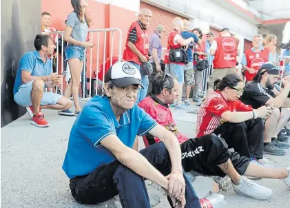  ?? JUAN MANUEL FOGLIA ?? Idolo. René Houseman, ícono de Huracán, se sentó en la vereda a esperar como uno más.