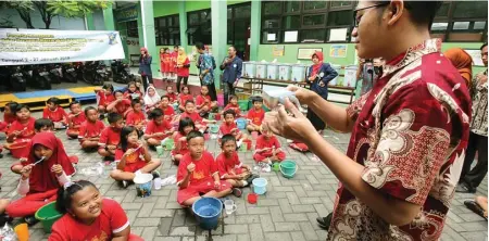  ?? PEMKOT SURABAYA FOR JAWA POS ?? LEBIH BAIK MENCEGAH: Kesadaran menjaga kesehatan rongga mulut dan gigi sangat penting ditanamkan kepada anak-anak sejak usia dini.