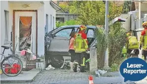  ??  ?? Am Dienstag um 13 Uhr raste ein Auto ins Haus der Familie Ulrich, die mit dem Schrecken davonkam.