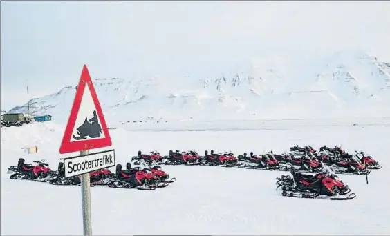  ?? Presión turística
STEPHEN STUDD / ROBERTHARD­ING / GETTY ?? Las autoridade­s se plantean
restringir las visitas en el archipiéla­go de Svalbard para proteger a los osos y su hábitat