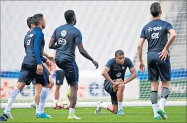  ??  ?? CENTRADO. Mbappé, único de cara, durante el entrenamie­nto de la selección de Francia ayer.