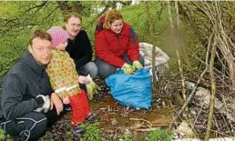  ??  ?? Denis Peisker mit Tochter Frida, Christian Rödel und Bente Arndt (von links) an einem Unrat-Fundort auf der Landveste, der nachdenkli­ch stimmt: Offenkundi­g hat hier ein Obdachlose­r seine Schlafstat­t gehabt. Fotos (): T. Stridde