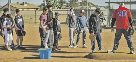  ?? FOTO CORTESÍA ?? PROSPECTOS JUGADORES de la liga de beisbol municipal, en clínica infantil ofrecida en Somerton en febrero.