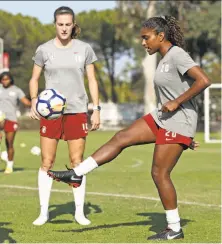  ?? Scott Strazzante / The Chronicle ?? Stanford’s Catarina Macario (right), last year’s leading scorer, works out with defender Tierna Davidson during practice.