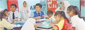  ??  ?? PERTANDING­AN melukis poster juga disertai oleh murid-murid dari SK St Joseph dan SK Buit Hill Penampang.