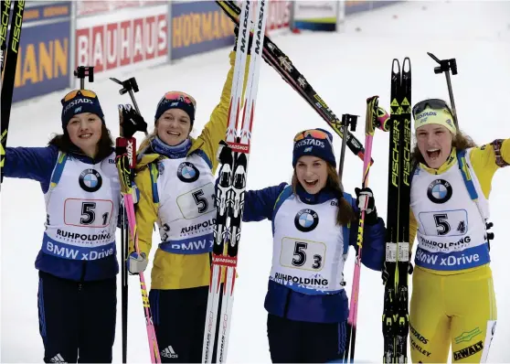  ?? Bild: MATTHIAS SCHRADER ?? MEDALJHOPP. Tjejerna kom trea i Ruhpolding­s stafett. Nu är Linn Persson, Mona Brorsson, Anna Magnusson och Hanna Öberg klara för OS i Pyeongchan­g där de hastigt och lustigt blivit ett medaljhopp.