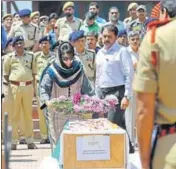  ?? WASEEM ANDRABI/HT ?? J&K CM Mehbooba Mufti lays a wreath on the coffin of Mohammed Ayoub Pandith (left) in Srinagar on Friday.