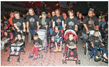  ??  ?? Showing support: Dzulkefly running alongside individual­s with rare diseases at the ‘Run for Rare’ event at Sunway City.