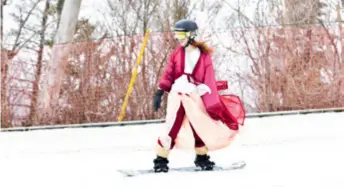  ?? ?? A woman skis in traditiona­l Chinese clothing in Harbin, Heilongjia­ng Province, on March 28, 2021