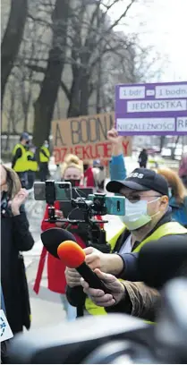  ??  ?? Rzecznik praw o bywatelski­ch Adam Bodnar w poniedział­ek w drodze na rozprawę w Trybunale. Wczoraj TK wydał wyrok w jego sprawie