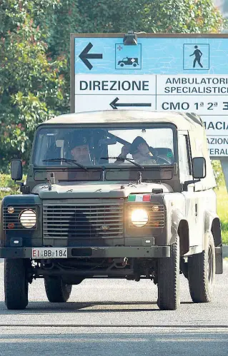  ??  ?? La struttura Militari all’ospedale di Baggio, in via Saint Bon Qui verranno trasferiti i pazienti in buone condizioni