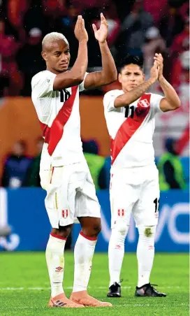  ?? FOTO AFP ?? Andrés Carillo y Raúl Ruidíaz, dos de los peruanos que se esforzaron ayer ante Francia. La afición reconoció el esfuerzo.