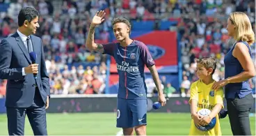  ?? (AFP) ?? Neymar (centre) waves to the crowd as PSG president Nasser al Khelaifi (left) looks on during his presentati­on to the fans in Paris on Saturday