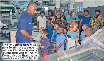  ?? Picture: SOPHIE RALULU ?? The Fiji Times engineer Ropate Bolatini assits students of Lami Christian Academy during their visit to The Fiji Times office on Thursday last week.