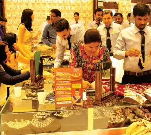  ?? Photo by Shihab ?? A jewellery shop at Meena Bazaar, Dubai, is packed with people buying gold for the Dhanteras festival, which falls today. Hindus consider it auspicious to buy gold on the day. —