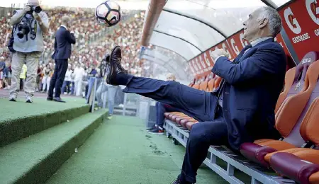  ??  ?? Palleggio James Pallotta, 59 anni, presidente della Roma dal 27 agosto 2012. Sotto la sua gestione la Roma non ha ancora vinto un trofeo