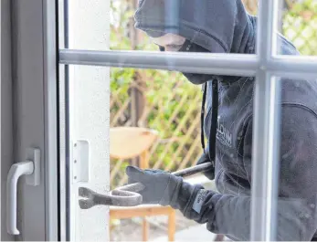  ?? FOTO: SILVIA MARKS/DPA ?? Es geht darum, Zeit zu gewinnen – denn Einbrecher probieren oft nur kurz, über Fenster, Türen oder den Balkon einzudring­en.