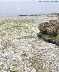  ?? RAÚL ASENCIO/LISTÍN DIARIO ?? Contaminac­ión. La basura se acumuló en el puente flotante, que comunica al Distrito Nacional con Santo Domingo Este.