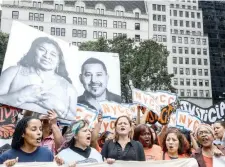  ??  ?? Un grupo llamado “Make the Road [haz el camino] protestó ayer en Nueva York para defender a los jóvenes del programa DACA.