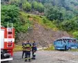  ?? Foto: Uncredited, dpa ?? Der Bus war von der rutschigen Fahr bahn abgekommen.