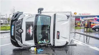  ?? FOTO: DPA ?? Eine Sturmböe hat diesen Kleinlaste­r auf der Raststätte Denkendorf an der A 8 einfach umgeblasen.