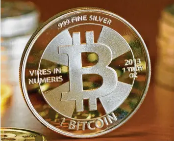  ?? Foto: Jens Kalaene, dpa ?? Wertvoller als Gold: Die Digitalwäh­rung Bitcoin hat einen neuen Höchststan­d erreicht.