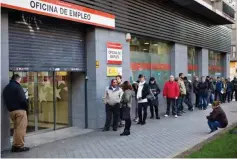  ?? Foto: AFP/Sebastien Berda ?? Erwerbslos­e in Madrid – viele sehen in Spanien keine Zukunft.