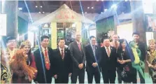  ??  ?? KENANGAN: Lee (tiga kanan) bergambar bersama jemputan lain pada pembukaan pameran ‘City Of Charm’ di CAEXPO Ke-15 di China, 11 September lepas.