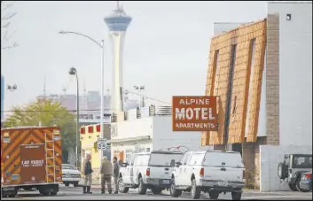  ?? Chase Stevens Las Vegas Review-Journal @csstevensp­hoto ?? Firefighte­rs respond Saturday to the Alpine Motel Apartments. Dozens of residents were displaced in a deadly morning fire.