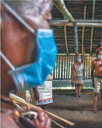  ?? / AFP ?? Indígenas ticunas en Leticia, una de las ciudades más afectadas por el coronaviru­s.