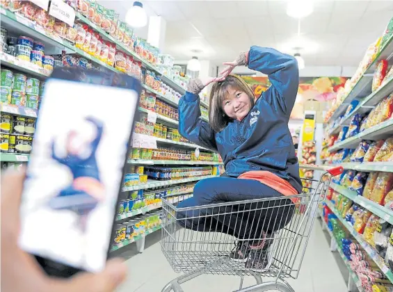  ?? TESONE ?? Simpática y espontánea. Chen Jian Feng, o Tere, en su supermerca­do de Carapachay. Por sus videos, vende un 15% más que hace 6 meses.