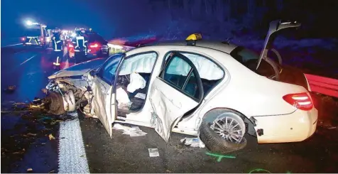  ?? Foto: Sabine Hermsdorf-hiss, dpa ?? Das völlig demolierte Taxi am Montagaben­d auf der A95. Der Fahrer geriet auf die Gegenfahrb­ahn und prallte mit zwei Autos zusammen.