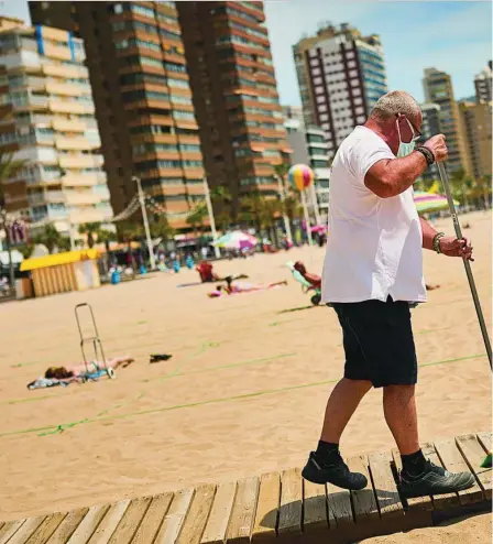  ??  ?? Las ayudas no llegarán hasta bien entrado el verano. En la imagen, Benidorm