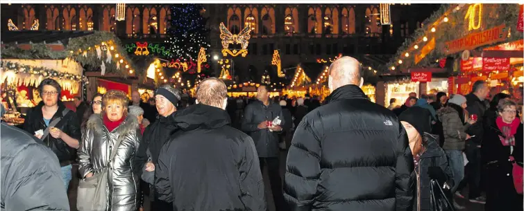  ??  ?? Polizei ist verstärkt im Einsatz: Beamte in Zivil patrouilli­eren durch Wiens Adventmärk­te, die Bereitscha­ftseinheit zeigt in den Öffis Präsenz