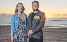  ?? Picture: JERAD WILLIAMS ?? Ex-navy serviceman Shane Robson and Rebecca Shipman pay their respects as the sun somes up.