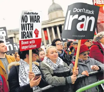  ?? AFP ?? En pleno centro de Londres se adelantaro­n protestas para exigir un acuerdo negociado con Irán.