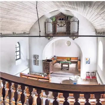  ??  ?? Blick in den Innenraum der Dorfkirche. Ihre schlichte Ausstattun­g vermittelt eine ruhige Atmosphäre. Die Orgel kommt aus Wuppertal.