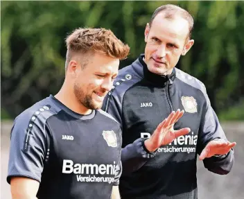  ?? FOTO: IMAGO ?? Haben im heute startenden Trainingsl­ager noch einiges zu tun: Heiko Herrlich (r.) und sein Assistent Nico Schneck.