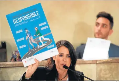  ?? D. A. ?? La concejal de Movilidad, María del Mar García Lorca, muestra al Plenario la campaña de los patinetes eléctricos.