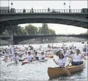  ?? (Photo AFP) ?? La maire de Paris, Anne Hidalgo, a traversé Paris en canoë hier avec Tony Estanguet.