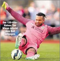  ??  ?? Der 120-KiloKoloss Tim Wiese rutscht dem Ball entgegen.